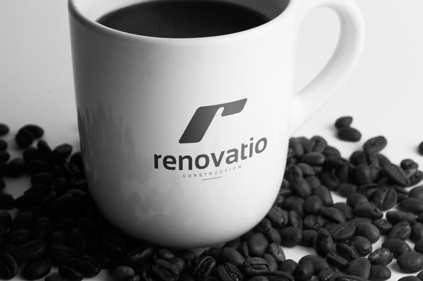 黑色咖啡豆旁边的咖啡杯，适合咖啡店logo展示的样机模版