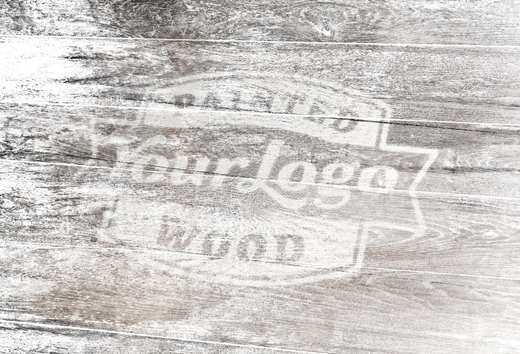 木质桌面上的logo效果展示ps样机psd模版