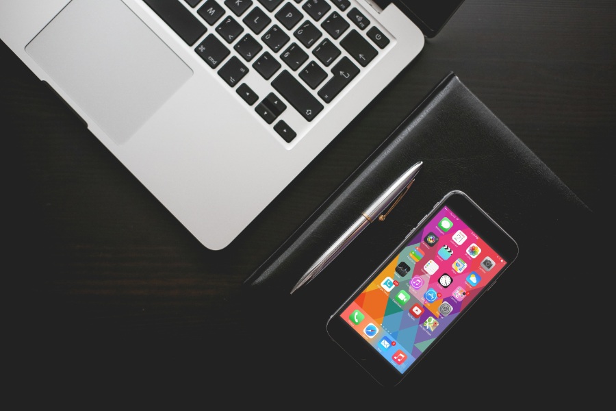 办公笔记本与钢笔场景,苹果手机展示样机