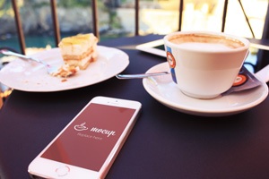 咖啡旁边的iPhone手机展示，免费ps样机素材