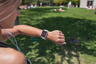美女在公园跑步Apple Watch手表psd样机