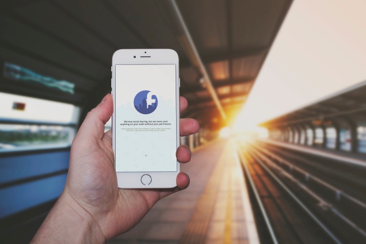 高铁站场景中的手机展示ps样机