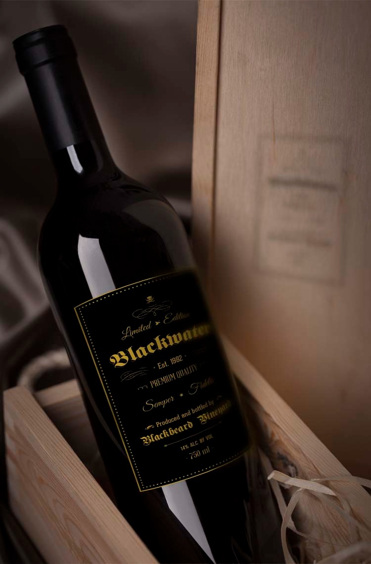 放在木盒里的紅酒Mockups