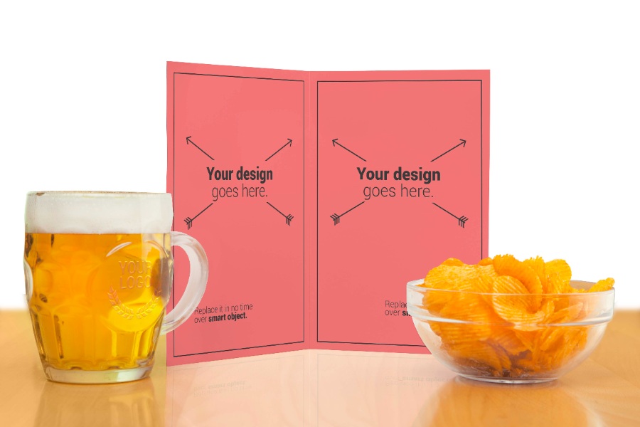 一杯啤酒和一碟小吃场景Mockups