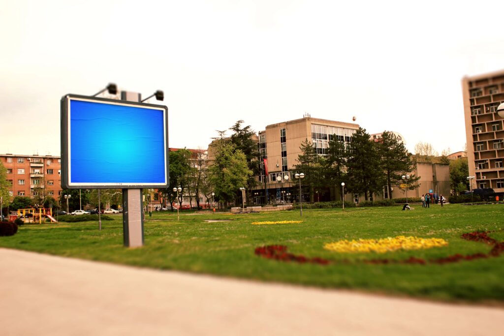 户外草坪广告位ps样机