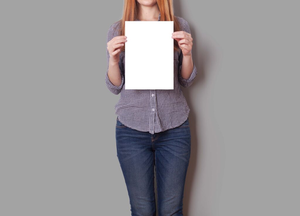 手持a4海报样机