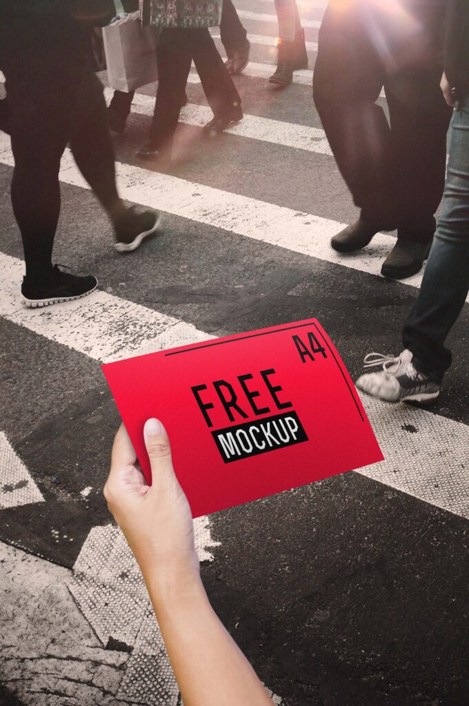 手持传单展示psd样机