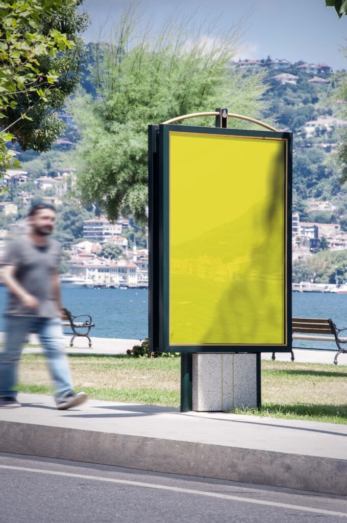 马路边的广告位展示ps样机