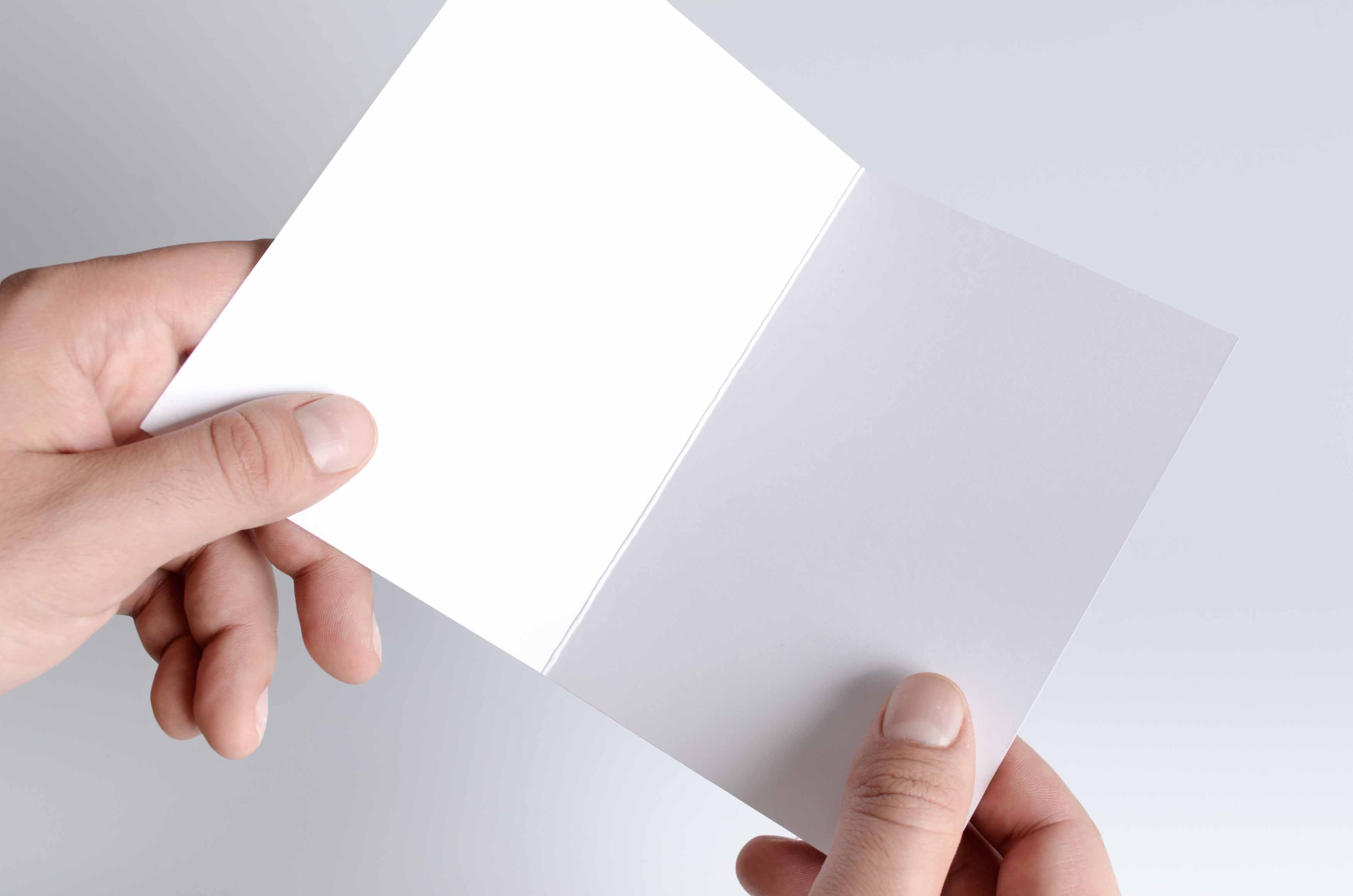 手持商务二折页宣传单ps样机设计