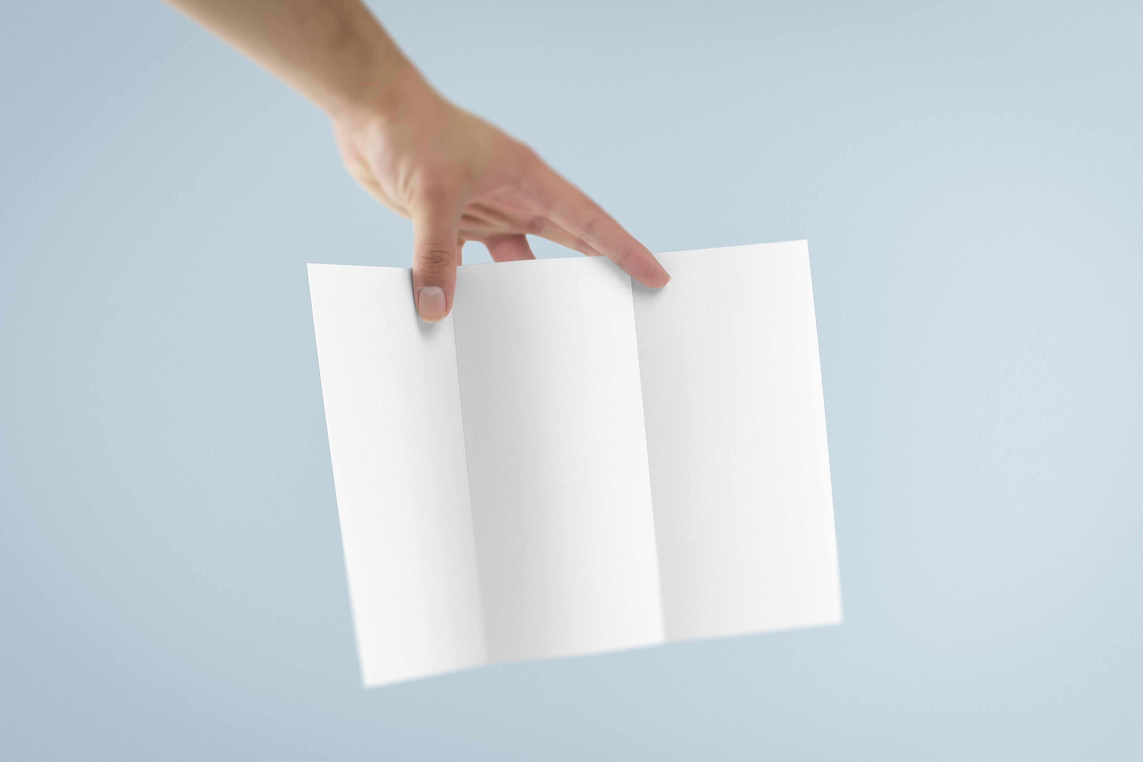 手持折页展示ps样机