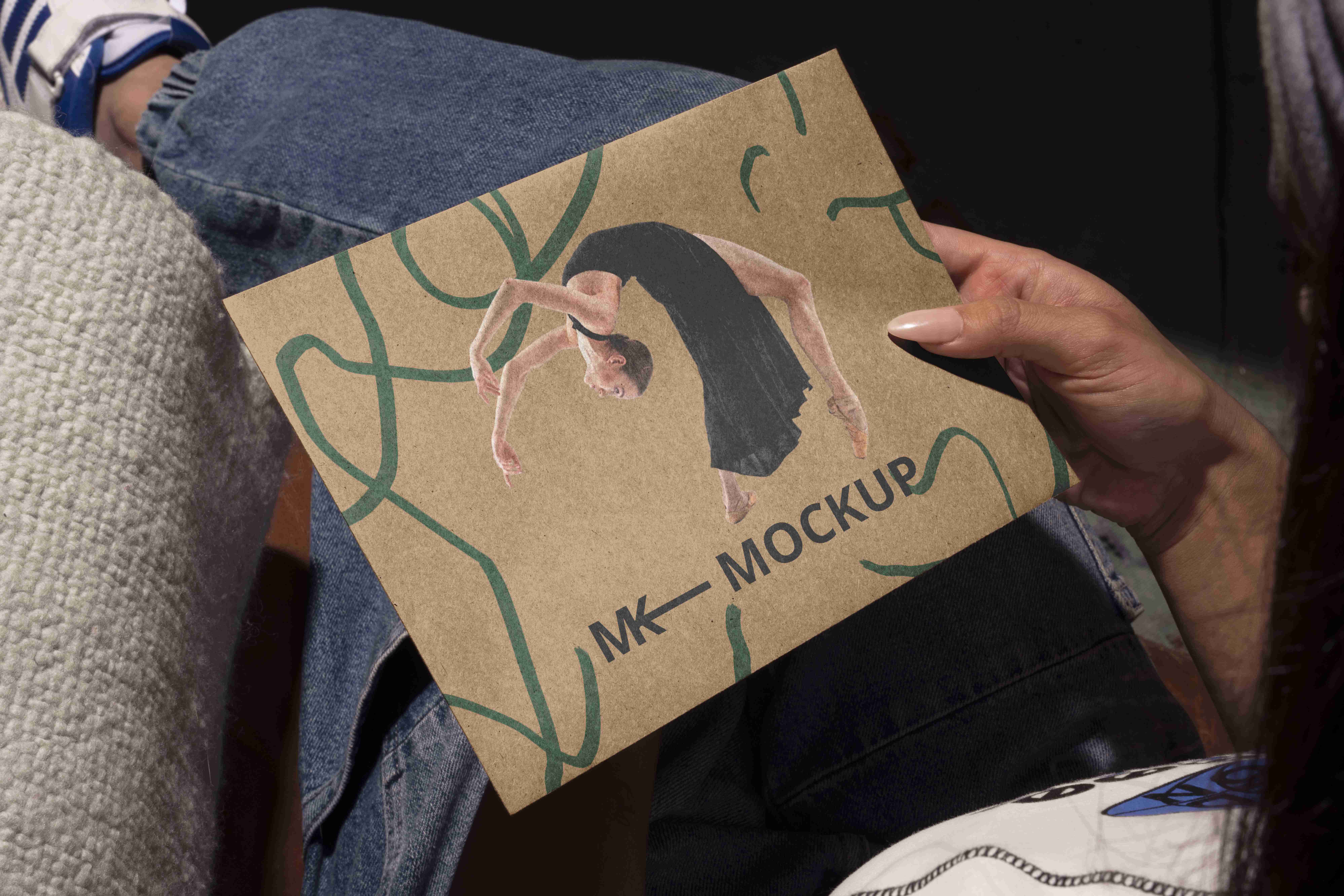 手持牛皮卡纸效果ps样机