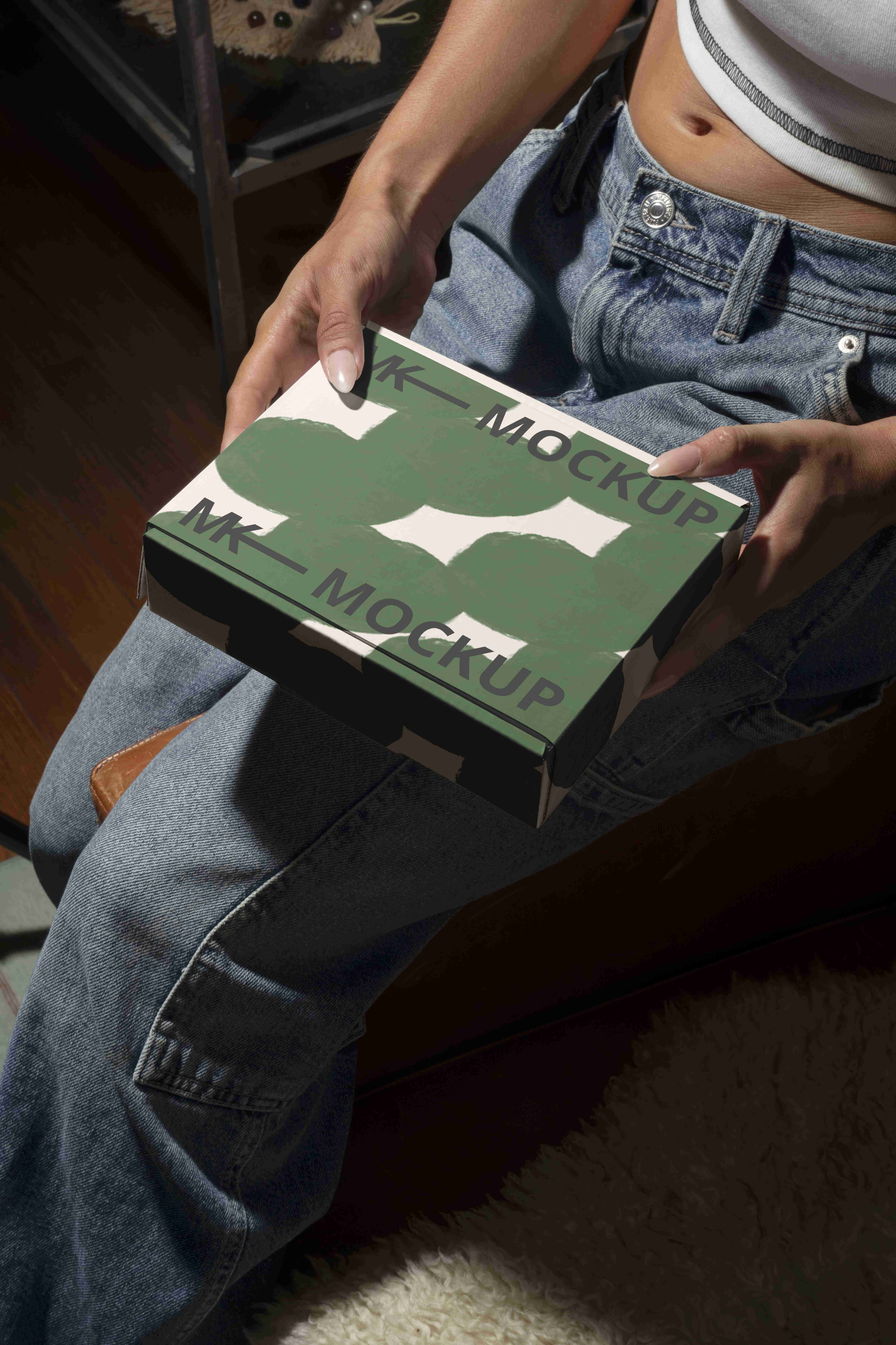 手持牛皮纸飞机盒设计效果ps样机