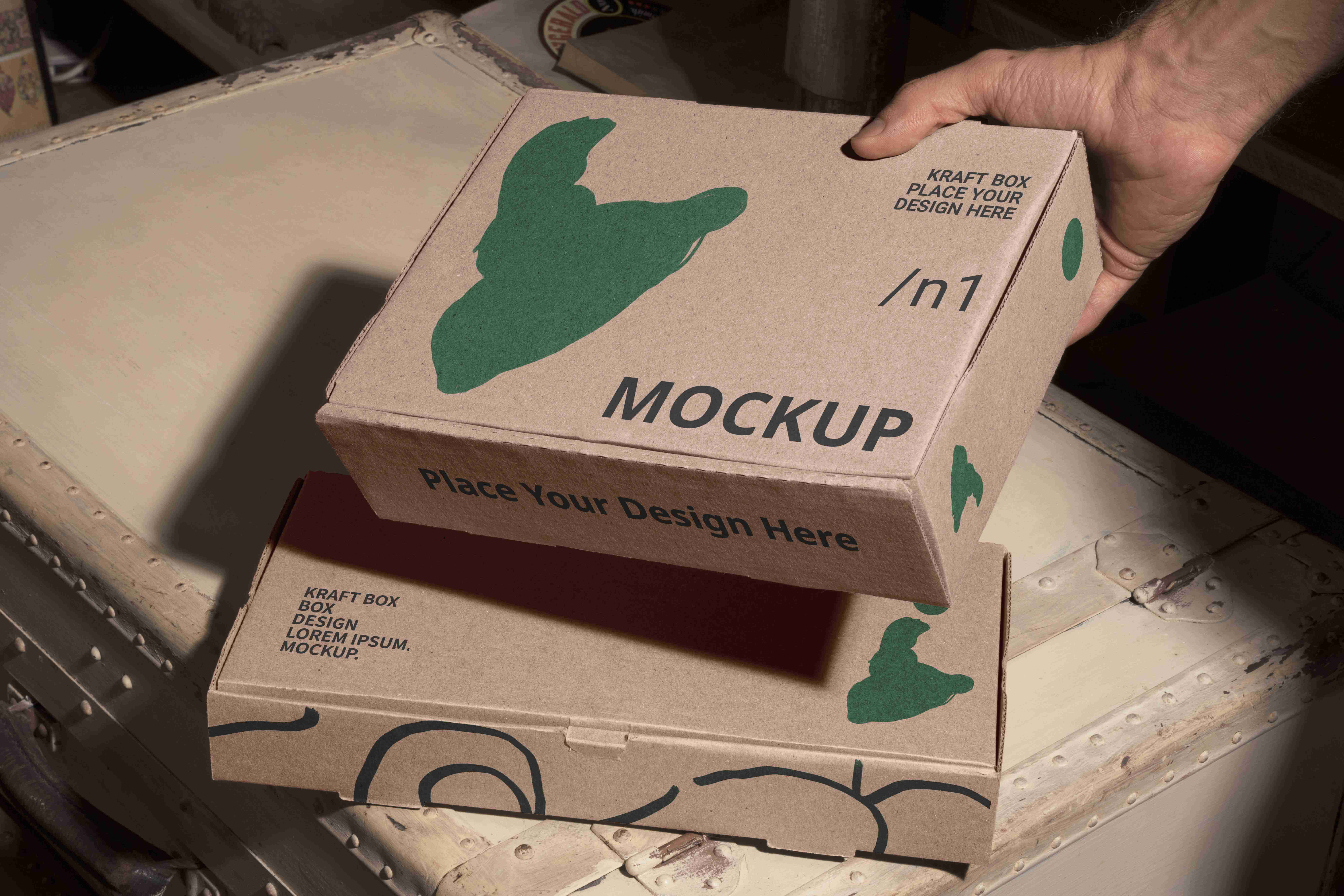 手持飞机盒打包设计ps样机素材