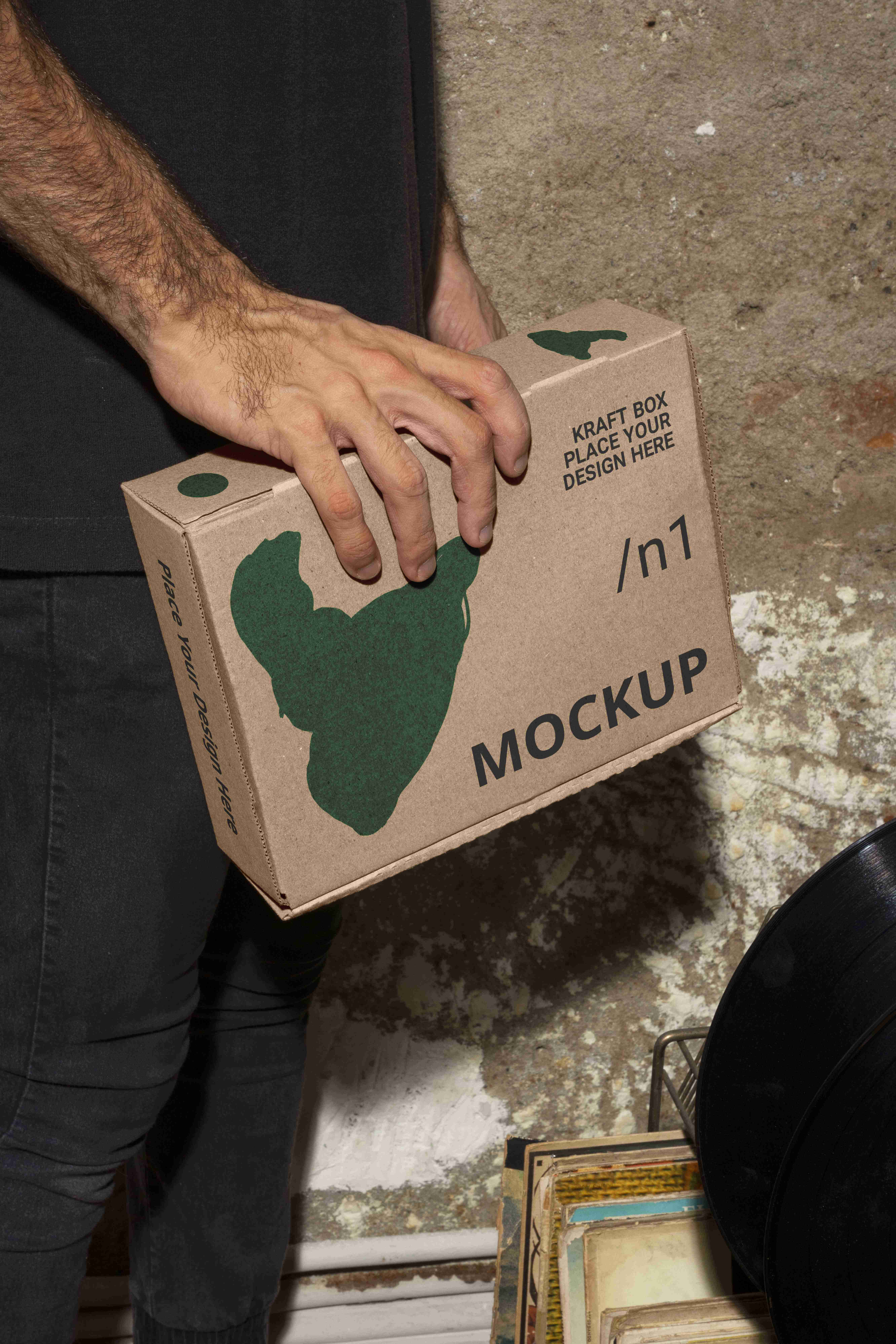 手持飞机盒效果图展示ps样机素材