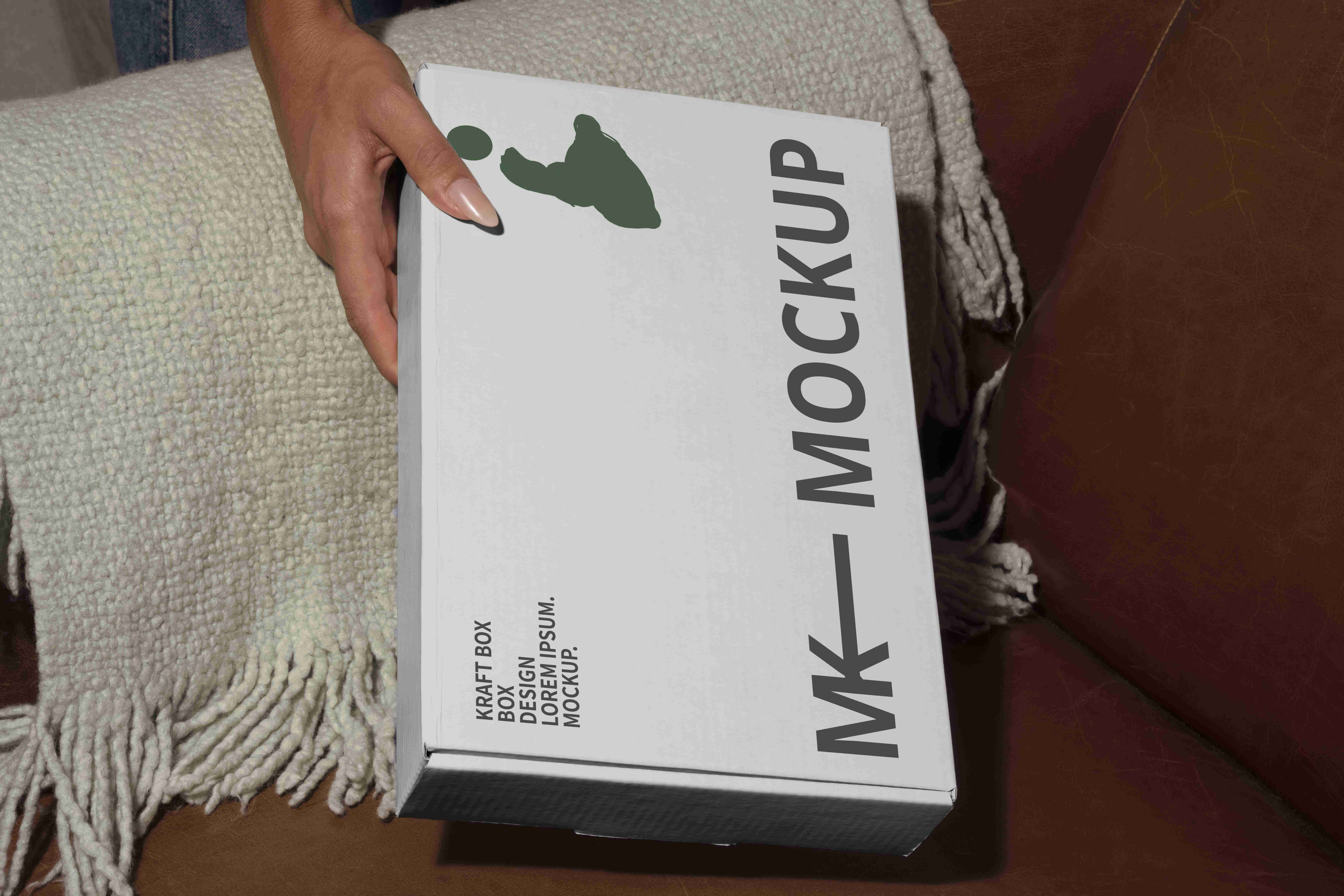 手持飞机盒效果设计psd样机