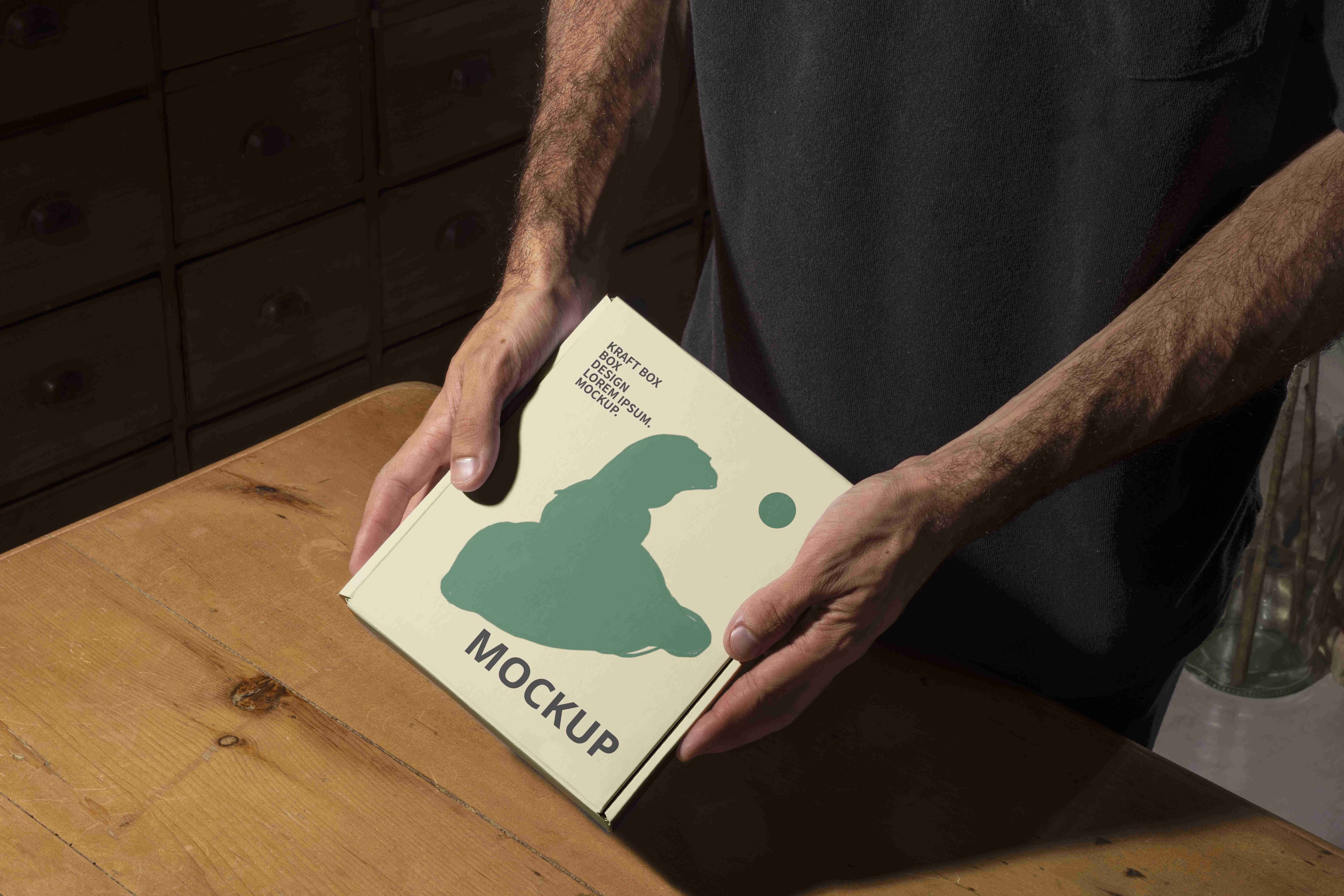 桌面手持飞机盒展示psd样机