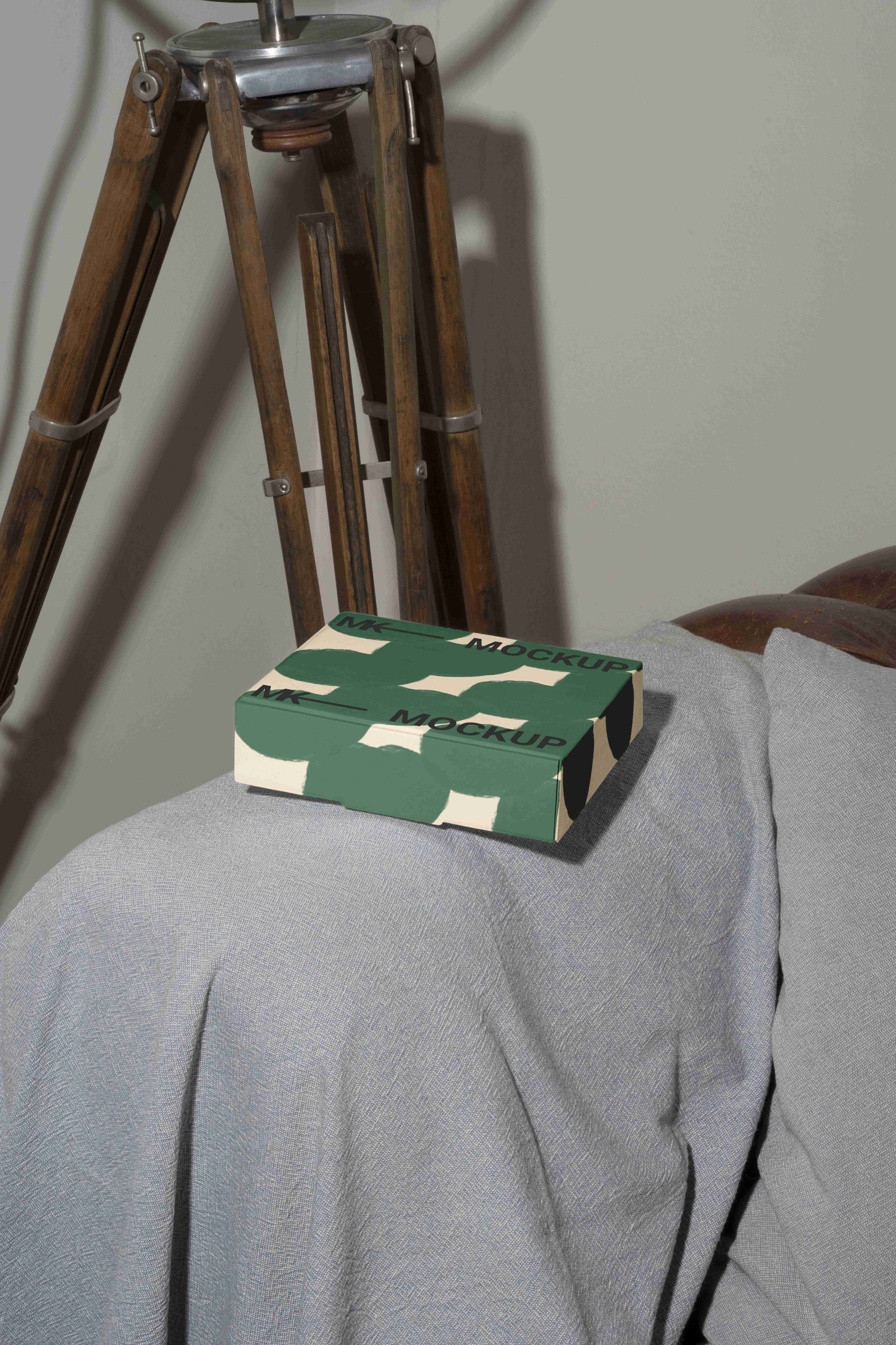 沙发上的飞机盒设计展示ps样机